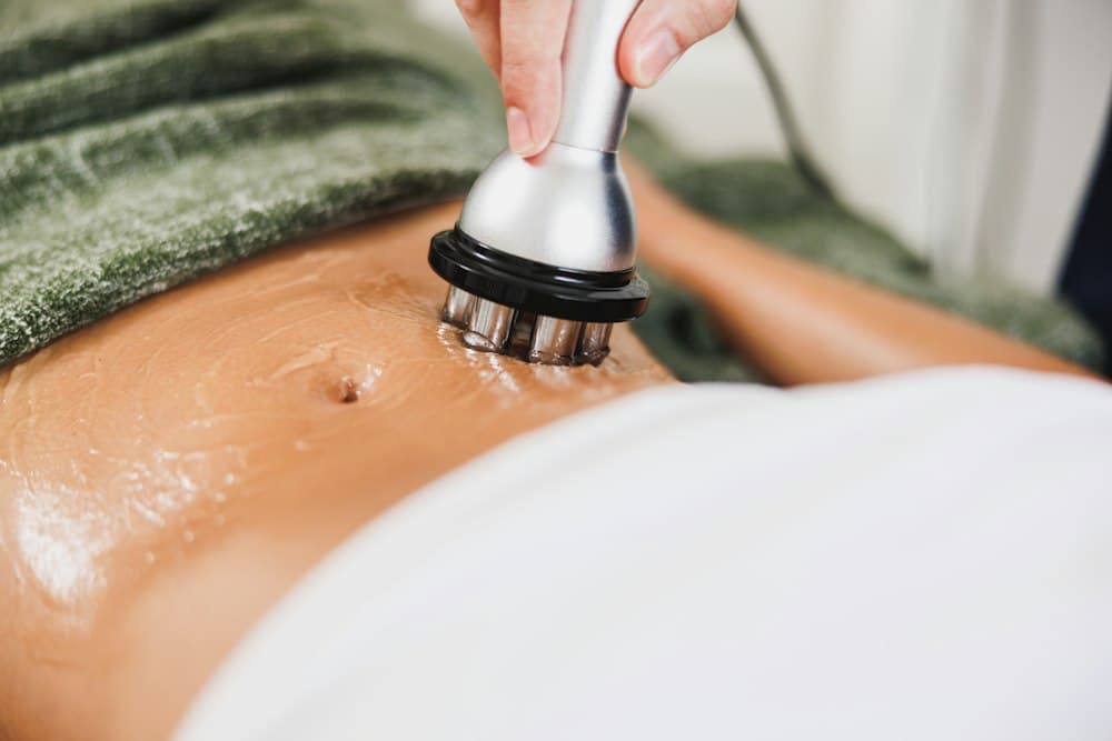 A handheld device on the abdomen with gel